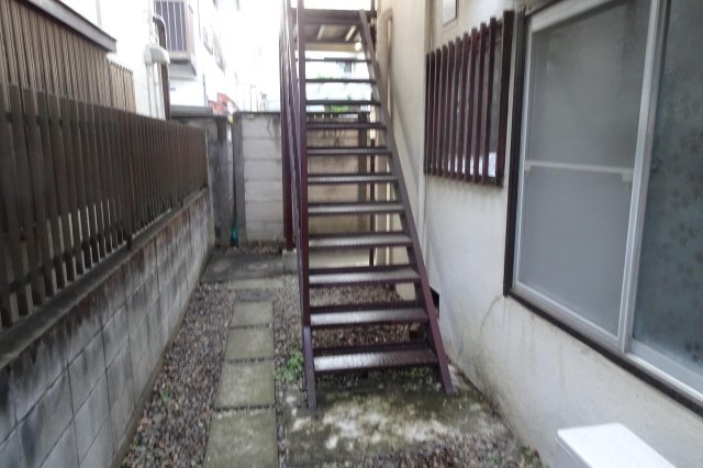 善福寺ハウス101号室 階段裏が玄関