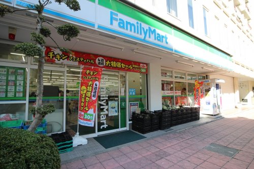 コンシェリア大塚 ＣＲＯＳＳＩＡ4階 【コンビニエンスストア】ファミリーマート 北大塚店まで562ｍ