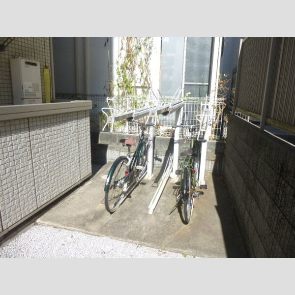 メゾン・ド・オーク306号室 奥側の駐輪場