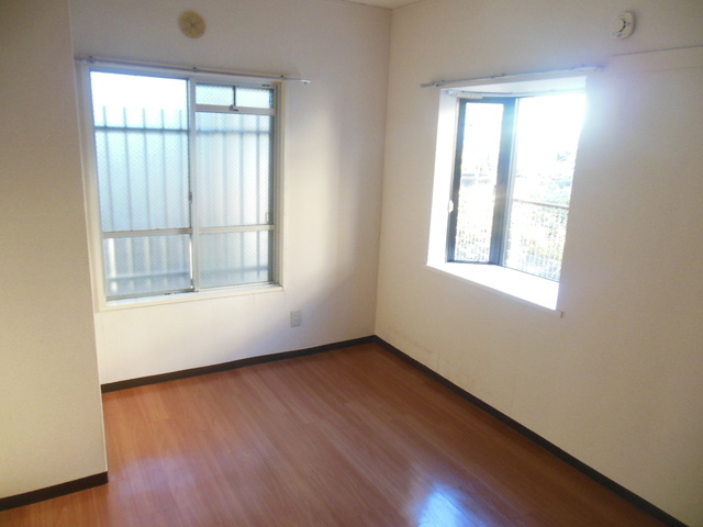 サンモール向台 北側洋室（出窓あり）