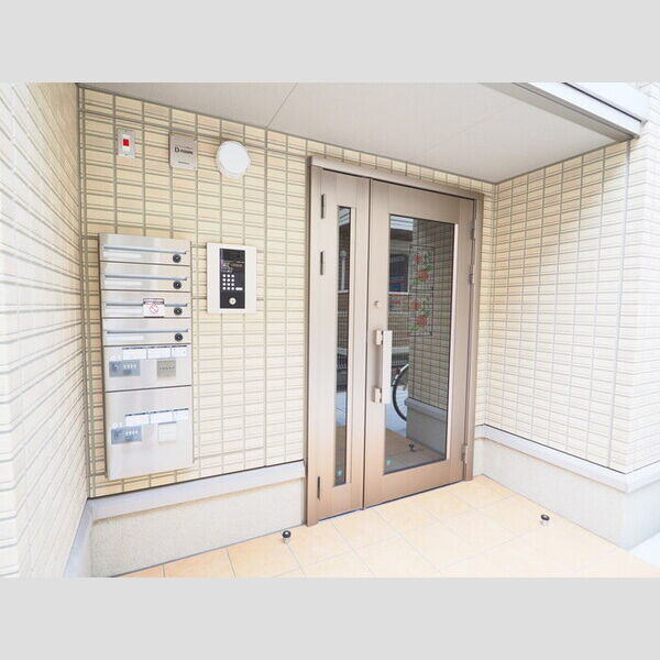 ラフィーネ エントランス(オートロック・集合ポスト・宅配ボックス)