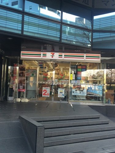 南青山ロイアルハイツ 【コンビニエンスストア】セブンイレブン 港区南青山7丁目中央店まで74ｍ