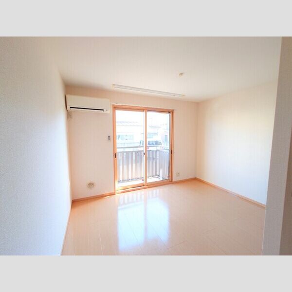 セントラルコート102号室 LDK8.5帖(別角度)