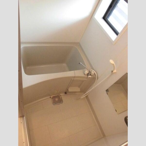 ヴィクトワール　Ⅱ101号室 窓付きの浴室