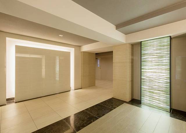 ガーラ・アヴェニュー武蔵小杉1階 ホテルライクなデザイン性の高いエントランス♪