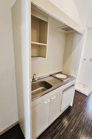 プランシュ日吉101号室 冷蔵庫付きでコンパクトにまとまったキッチン