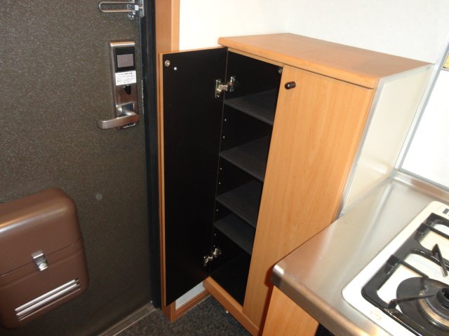 スタシィオン和田町305号室 下足箱（下）