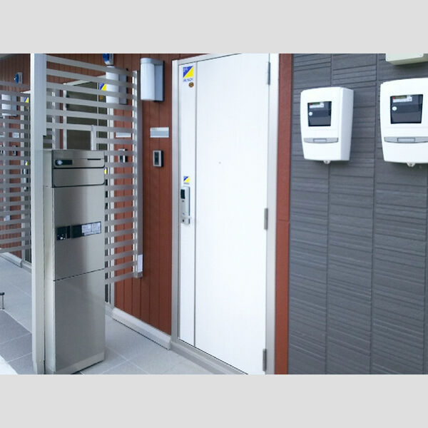 レジデンス・トロワ102号室 玄関前