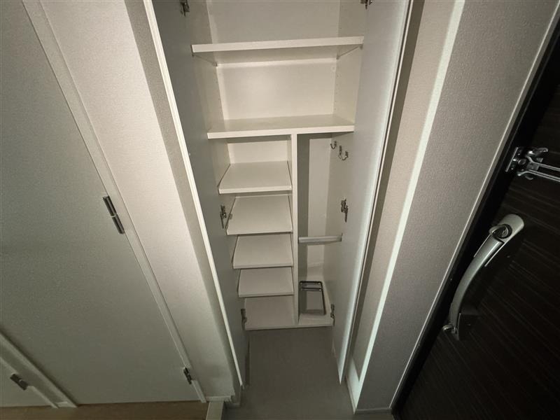 KDXレジデンス成増2階 シューズボックス ※建築中のため他部屋の写真使用