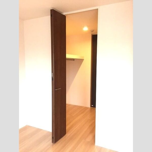 コントレール 廊下にも通じるウォークスルークローゼットはクロークとしてもご利用できます