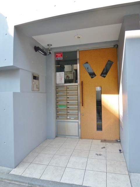 Ｙ’ｓ　Ｓｔｕｄｉｏ 岩通通りに面したエントランス。オートロック。