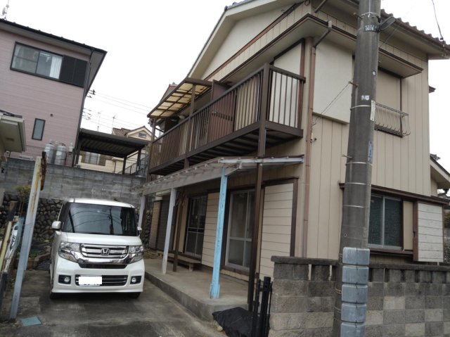 こもれびの丘のオリビア 敷地内駐車場はもちろん完備（縦列2台分）。奥に庭もあります！