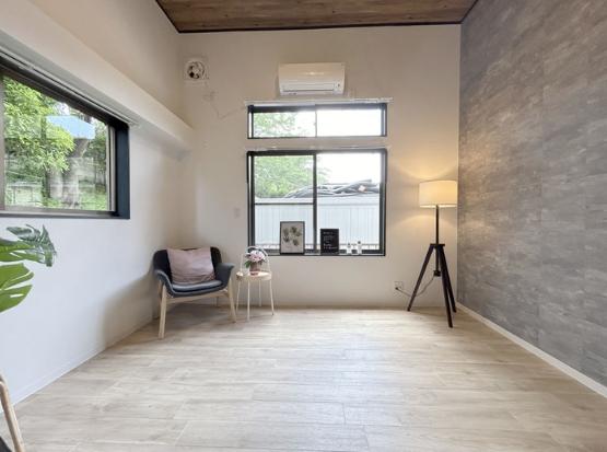 コーポ逆井206号室 角部屋で採光がとれます。春は桜が目の前で見られます。