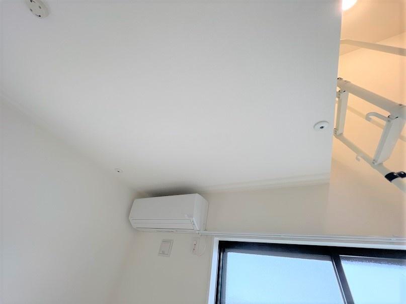 アトリアコートⅣ202号室 洋室のエアコンとロフト入口の一部