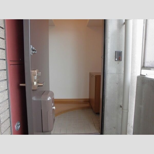 ロイヤルティアラ405号室 玄関