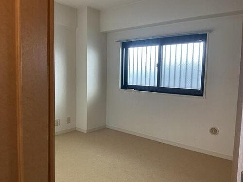 ライオンズマンション鎌倉七里ガ浜海岸3階 洋室（約５．９畳）