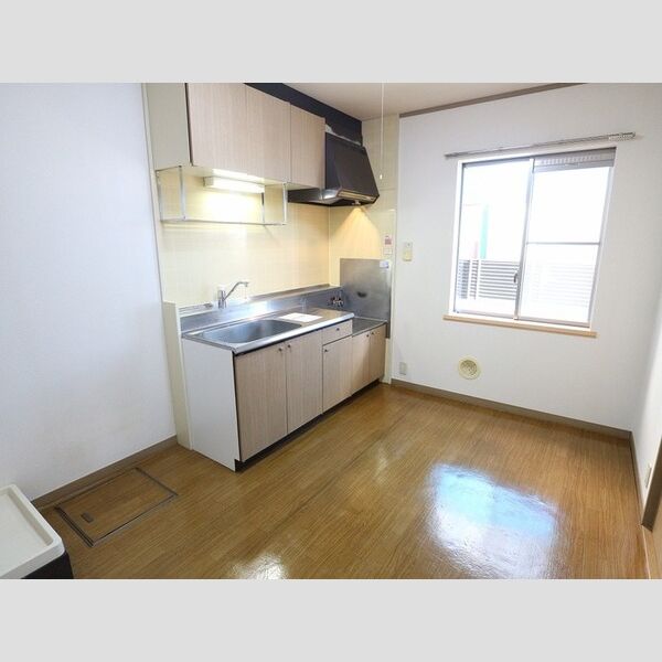 カトルヤマジュ101号室 DK6帖