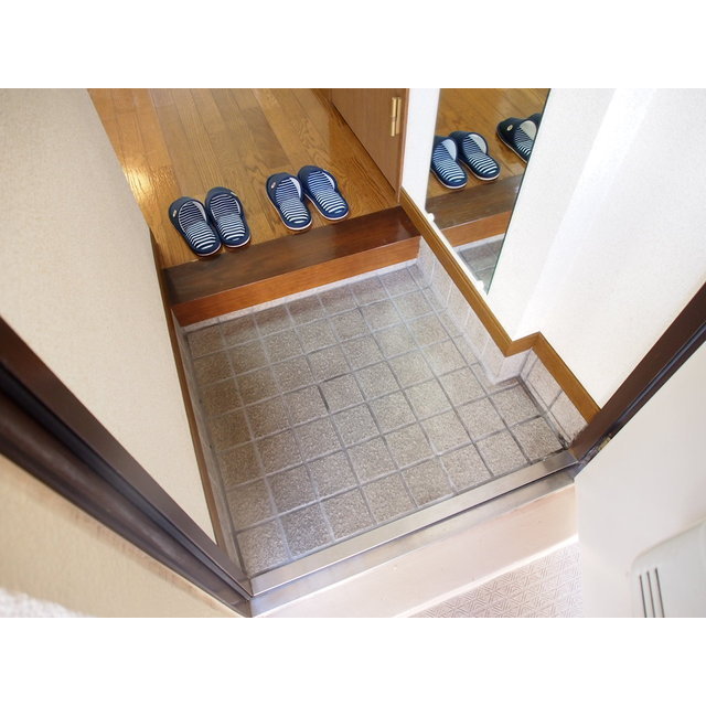 矢政コーポ202号室 姿見付きの玄関