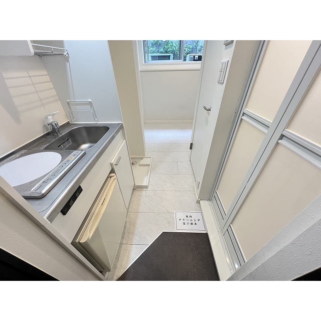 フレシール大久保b110号室 白基調の玄関♪