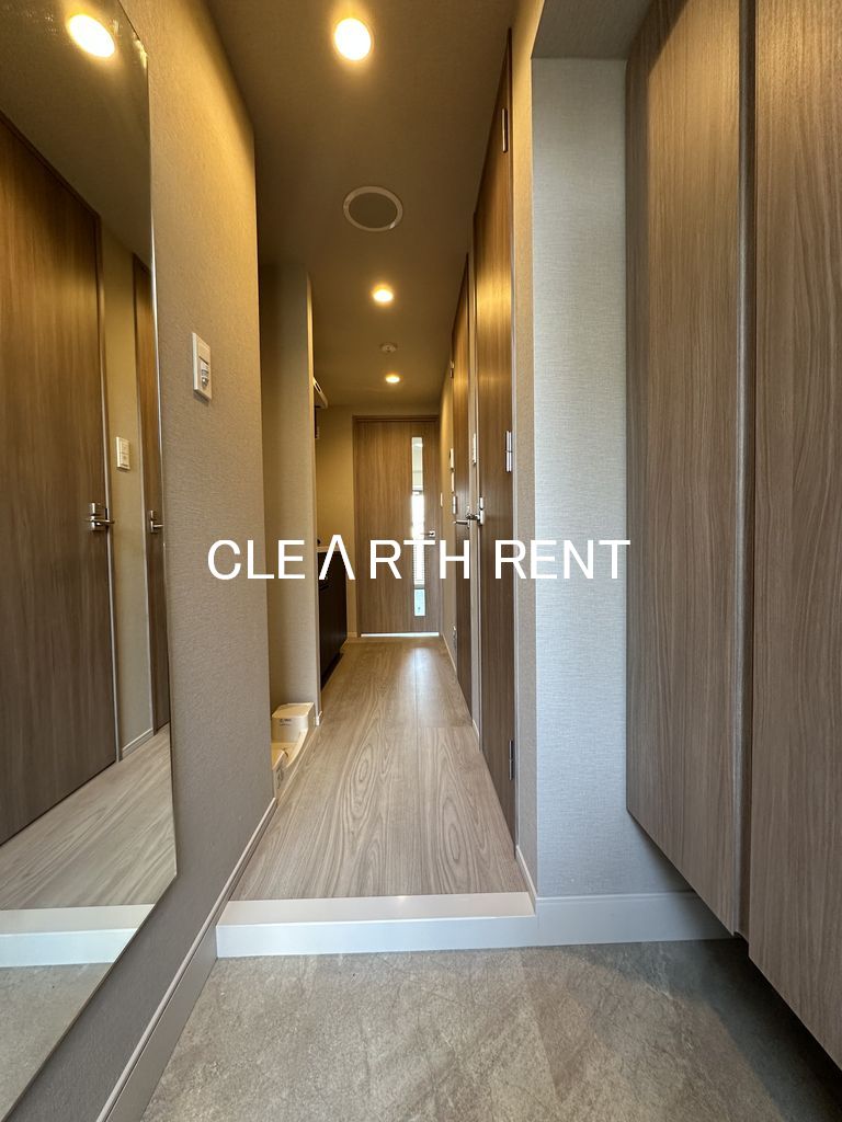 コンシェリア東京 ＜ＨＩＧＡＳＨＩＪＵＪＯ ＲＥＳＩＤＥＮＣＥ3階 全身姿見ミラー付きの玄関/人感センサー対応