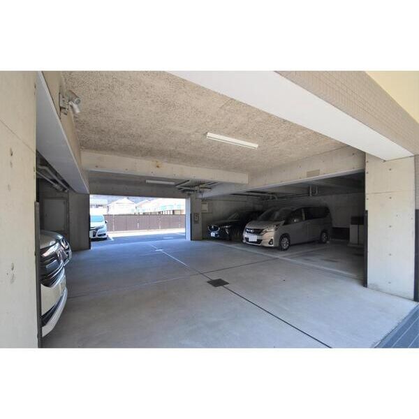 プラザ丸山207号室 駐車場