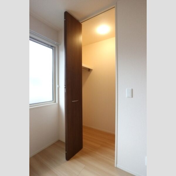 クレストフォーチュン　B102号室 北側洋室　ウォークインクローゼット