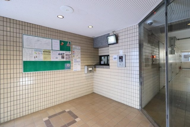 コート・アドヴァンス3階 エントランス