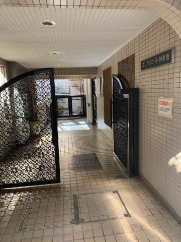 ミリオンコート神楽坂 抜け感のある瀟洒なエントランス