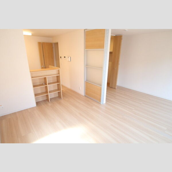 クレールⅧ203号室 整理に便利な棚付きのLDK