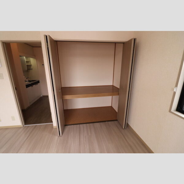 プリシェール桜坂201号室 物入