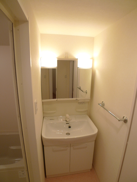 ＫＡＮＥＮＡＲＩ和光 明るい洗面所です