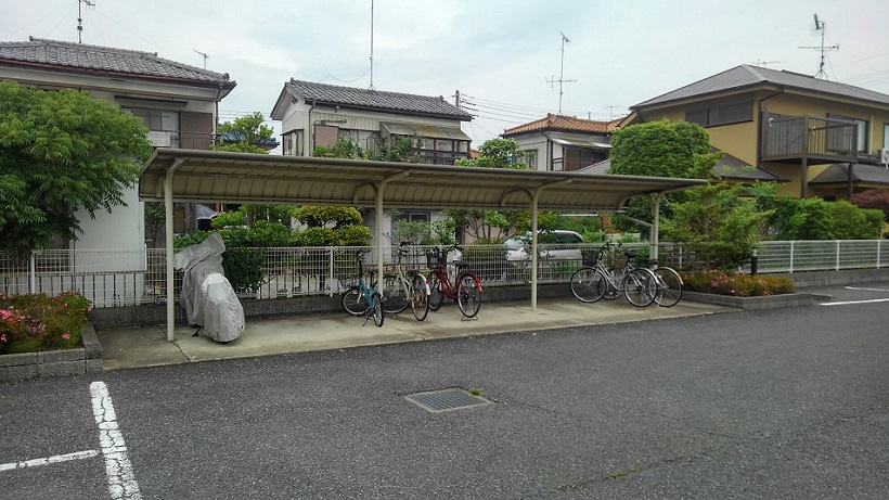 レオパレスプルミエ101号室 屋根付き駐輪場になります。