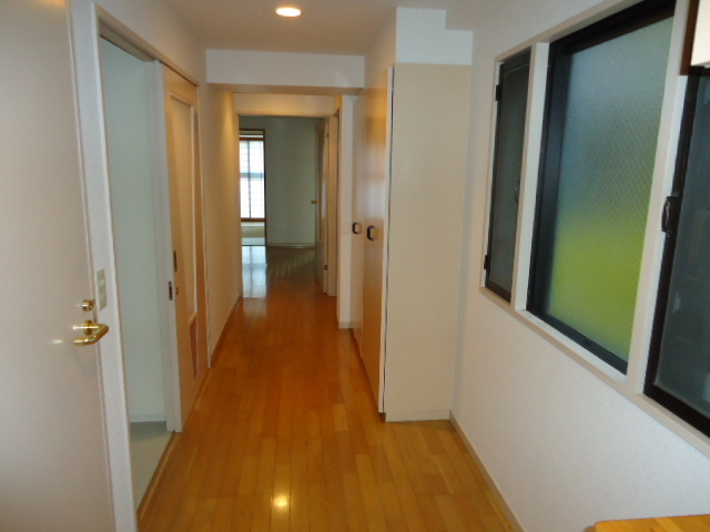 ラ・クラッセ西寺尾0405号室 玄関からの写真