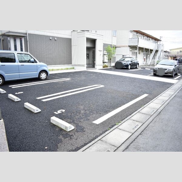 ブライトネス201号室 駐車場