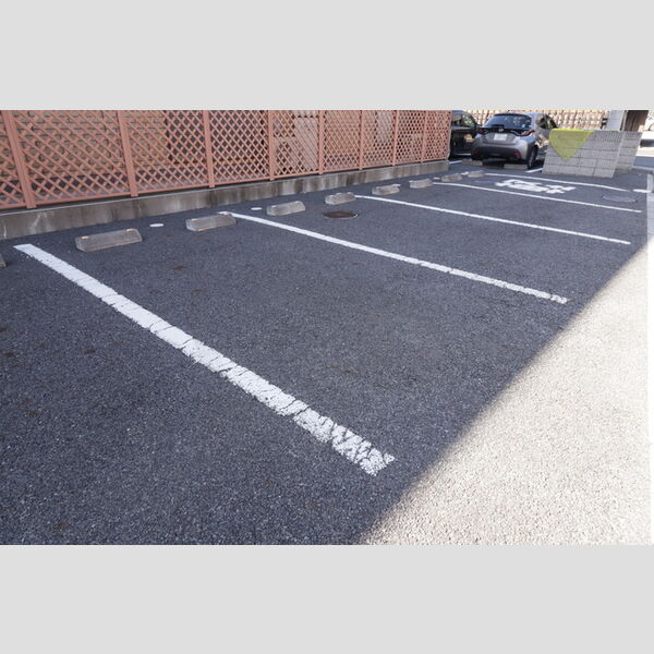 ロイヤルメゾン　弐番館 駐車場