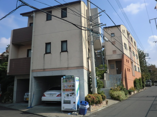 Ｍ’ｓ　ＣＯＲＴＥ0201号室 道路の向い側にはコンビニ有り