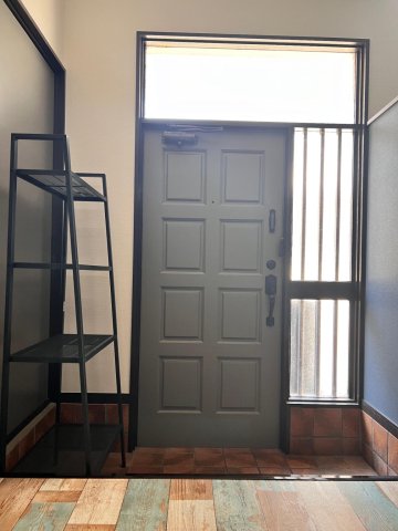 ODA-HOUSE 01 1階／左の靴棚は残置物。