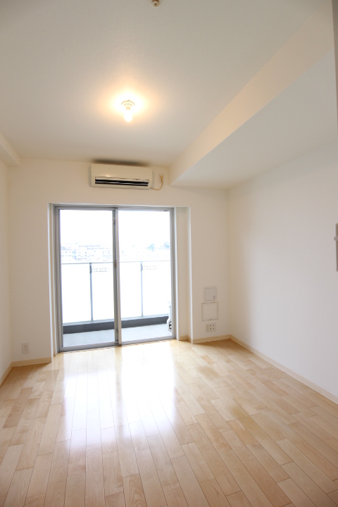 プラウドフラット鶴見Ⅱ407号室 キッチンやフローリングの色が異なる場合がございますので、現地にて確認下さい。※参考写真