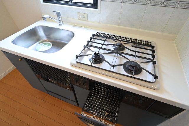 ヴィア・シテラ新宿 システムキッチン（3口ガスコンロ・グリル付）
