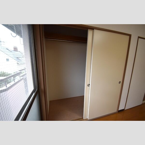 サンパレストミタ ベランダ東側洋室押入れ