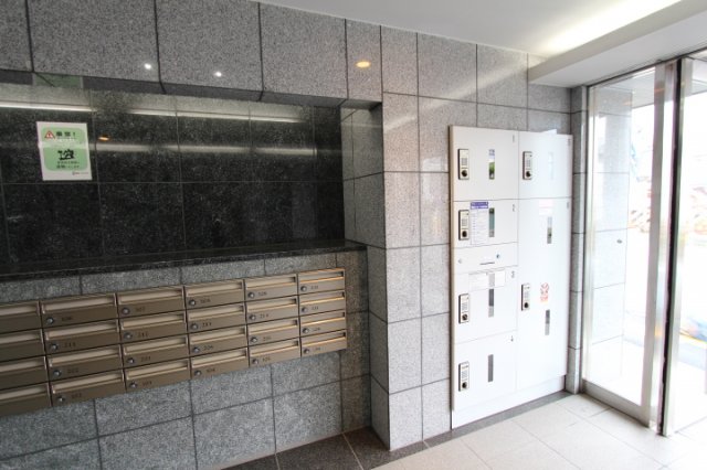 プライムアーバン中野上高田304号室 １F集合ポスト・宅配ボックス完備