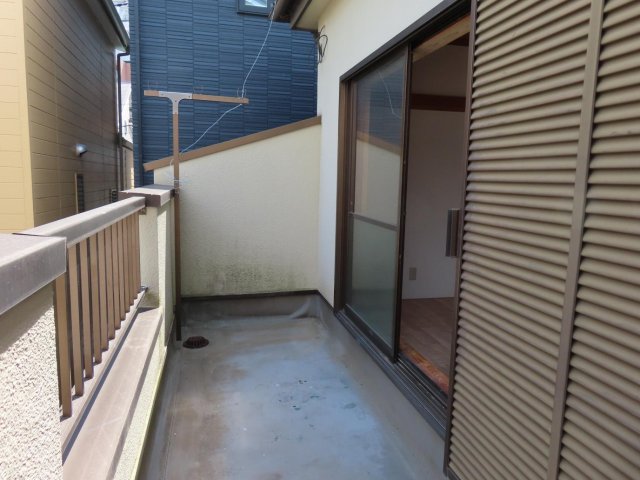 さいたま市大谷口戸建 洗濯干しに便利な広めのバルコニー／南東向き