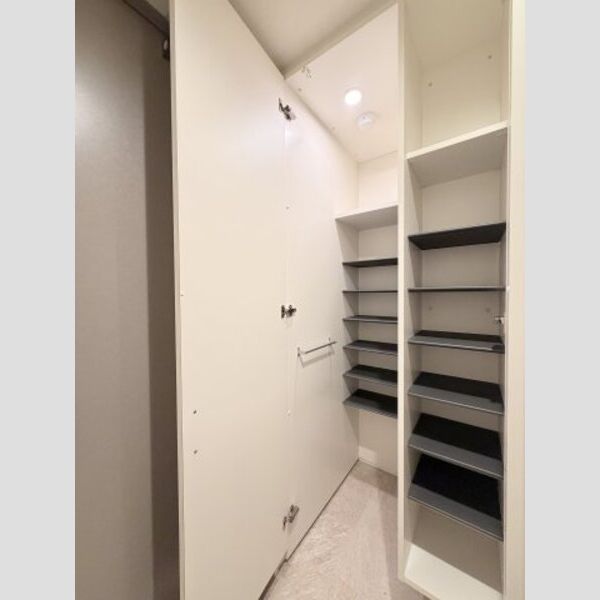 フレジア302号室 玄関にはSIC、かさ張りがちな物も入ります♪