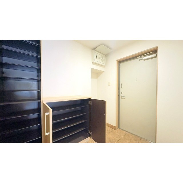 ラトゥール　レジュモー 玄関よりシューズクローゼット