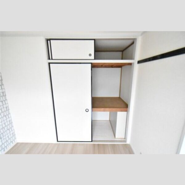 レザンシャトー102号室 テラス側洋室の収納になります