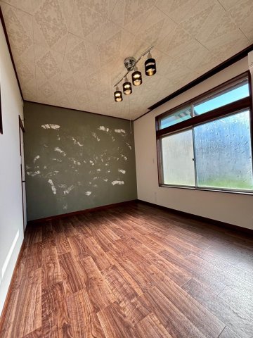 ヴィンテージBAR武蔵野川越　デザイナーズリノベ戸建 照明の映えるシックな洋室。珪藻土の塗り壁です！