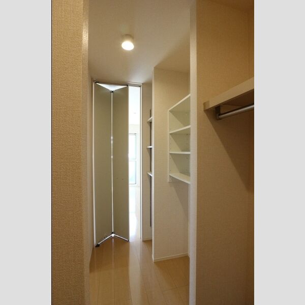 レスポワールアヤ101号室 ウォークスルークローゼット