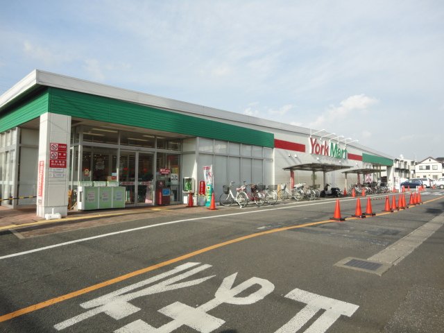 パッショネート101号室 ヨークマート咲が丘店まで142ｍ