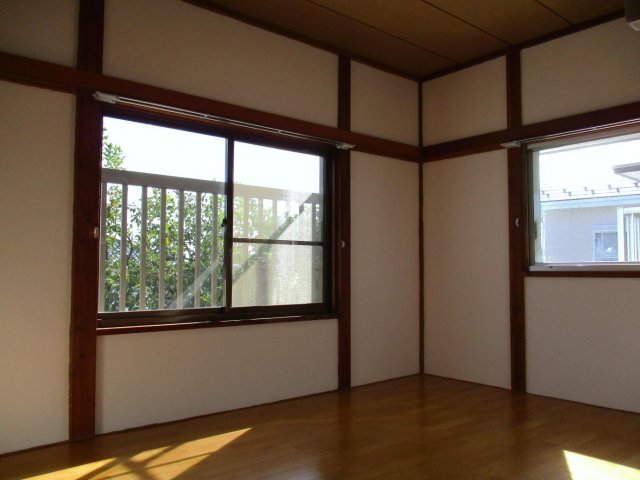 緑区大椎町　白鳥戸建 2階6帖洋室