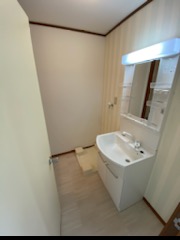 サニーＭＩＹＡＭＡ0102号室 明るい洗面所です